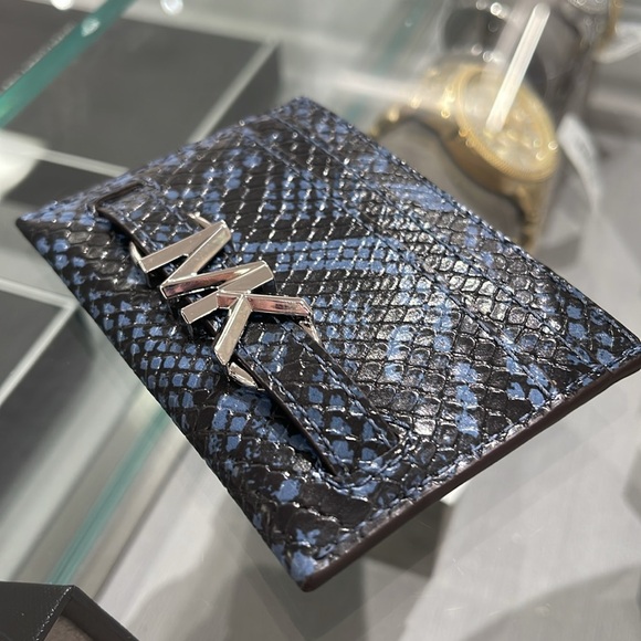 MICHAEL KORS
Reed Large Snakeskin Python Pattern Card Holder Case
Denim 
NWT - Picture 13 of 16